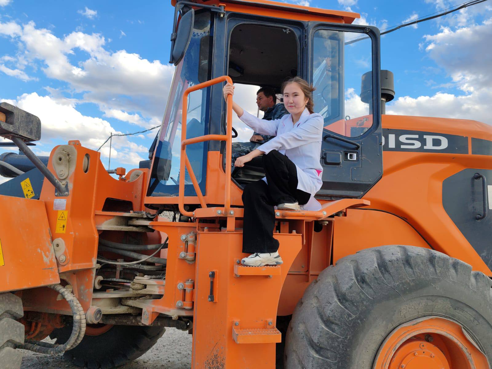 В Казахстане ученица разработала дороги будущего из отходов