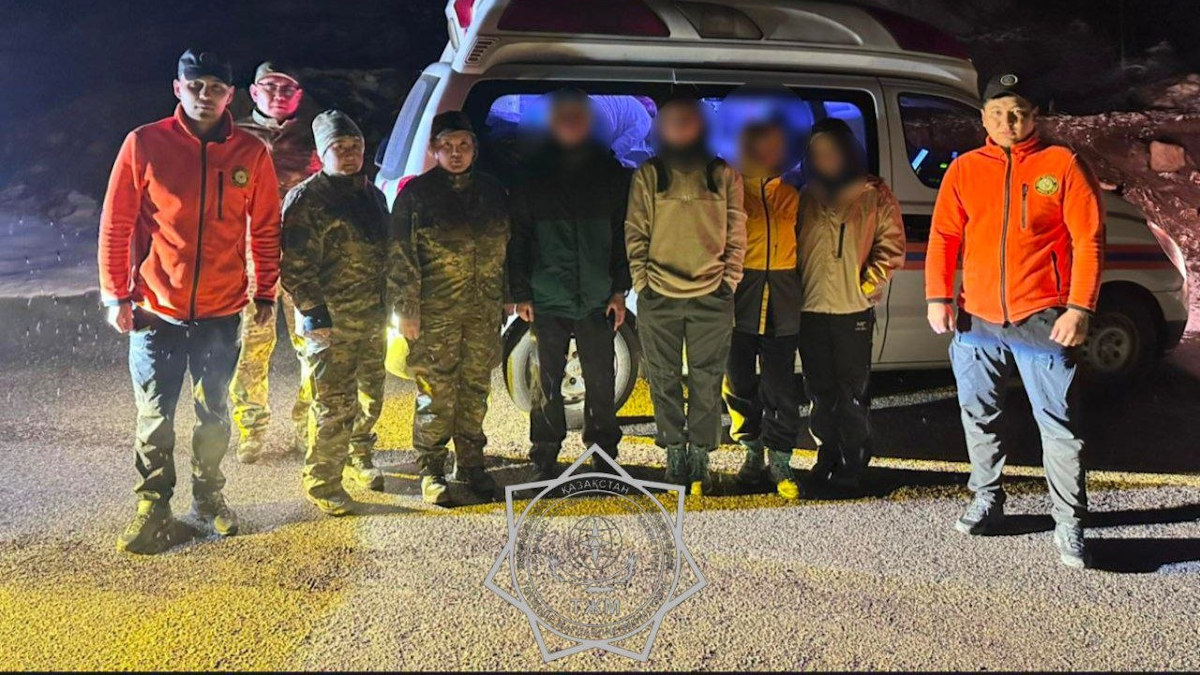 На высоте 3300 метров под Алматы мужчине стало плохо: его эвакуировали спасатели