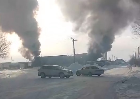 В Усть-Каменогорске тушат пожар в крупном ангаре