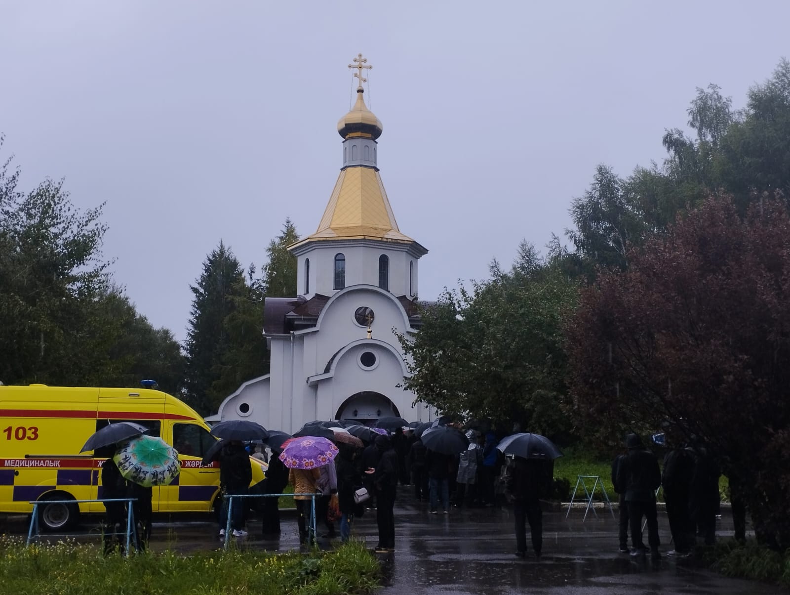 Риддерцы пришли проститься с погибшей школьницей