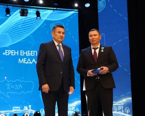 Трём учителям ВКО вручили орден «Құрмет»