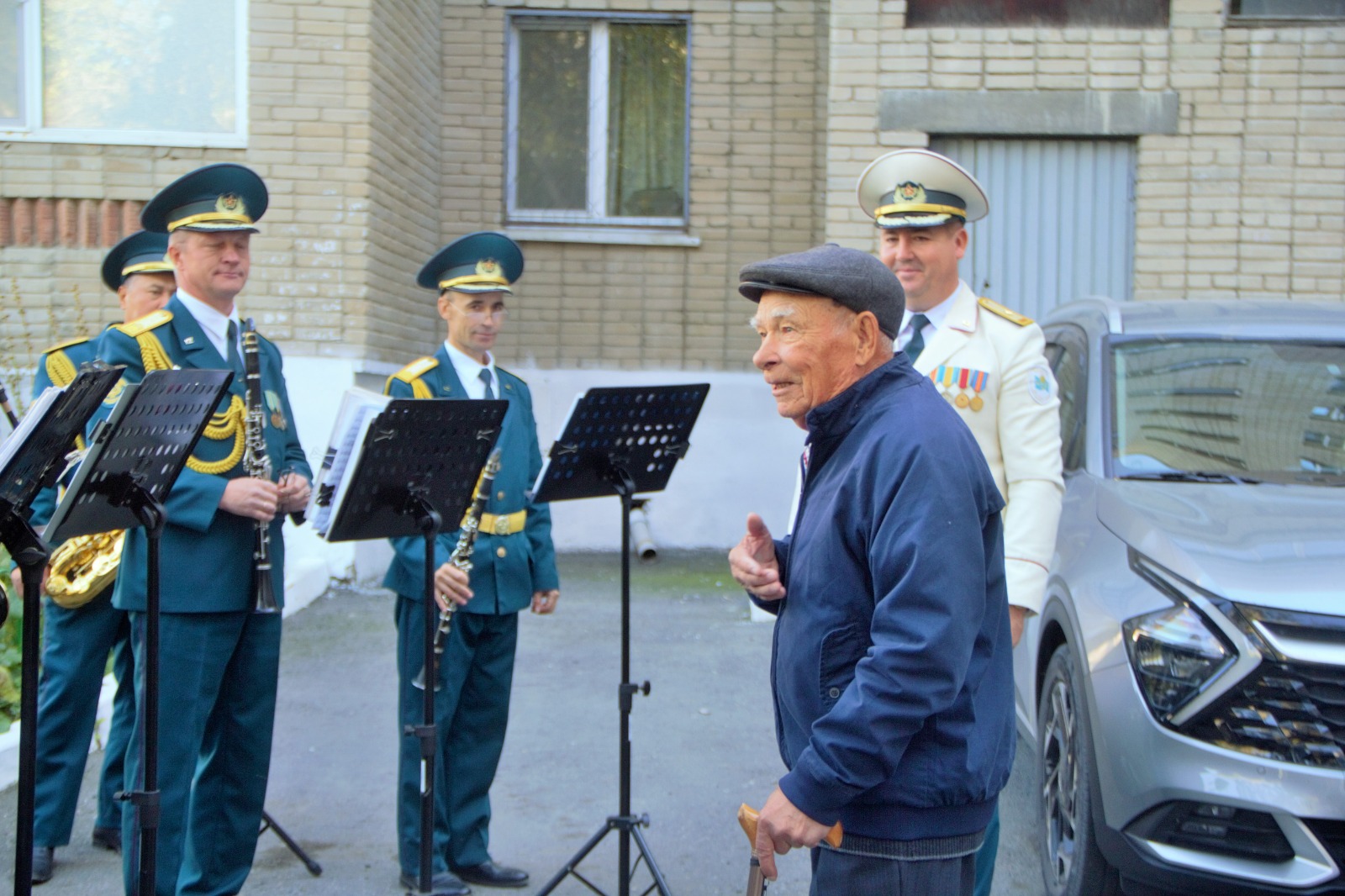 Музыка и подарки: гвардейцы поздравили ветеранов в Усть-Каменогорске