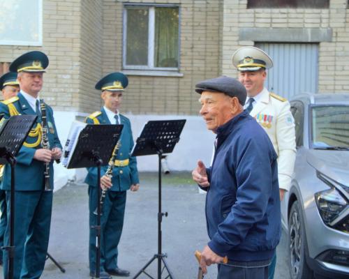 Музыка и подарки: гвардейцы поздравили ветеранов в Усть-Каменогорске