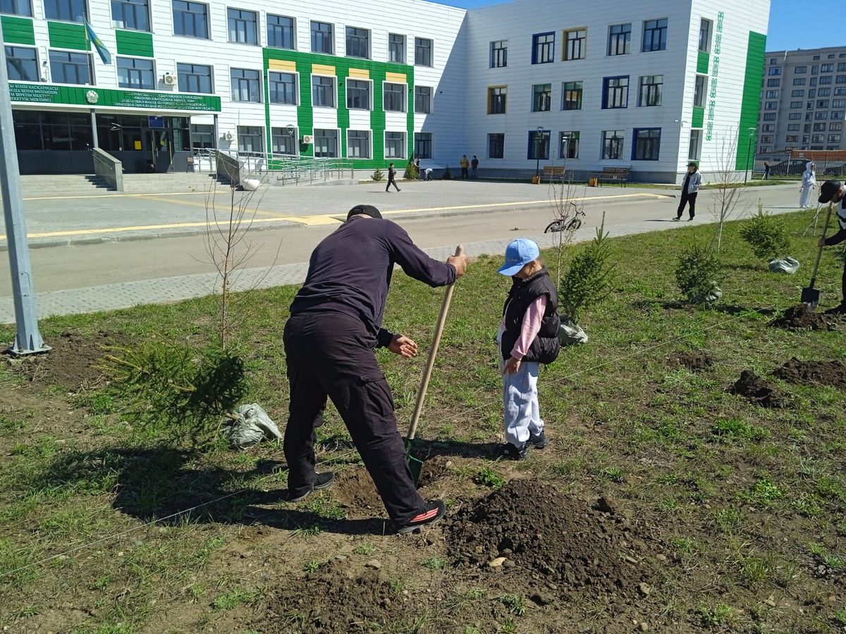 В Усть-Каменогорске прошёл семейный субботник