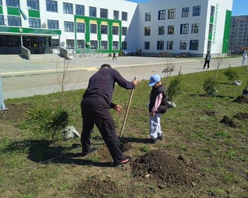 В Усть-Каменогорске прошёл семейный субботник