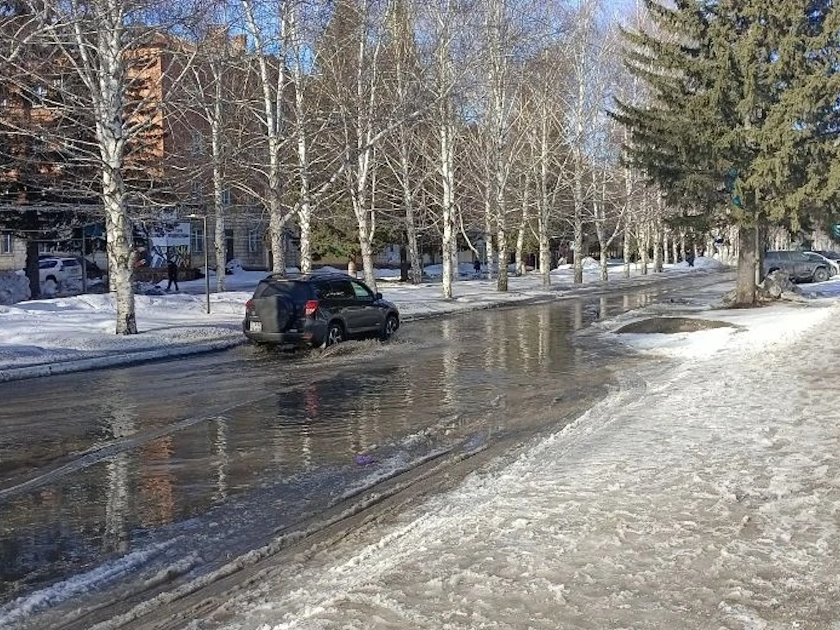 Коммунальщики в Риддере устраняют разливы талых вод на дорогах