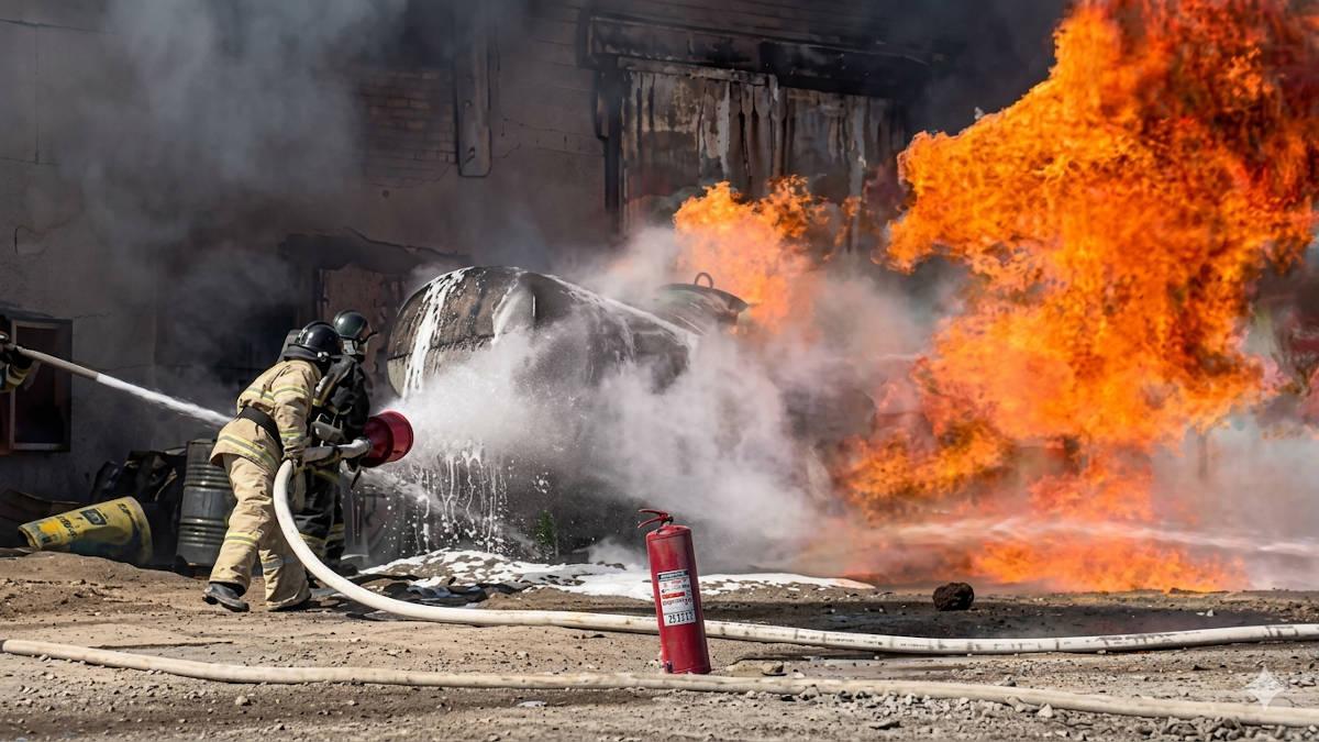 В Жезказгане спасли от взрыва горящий бензовоз