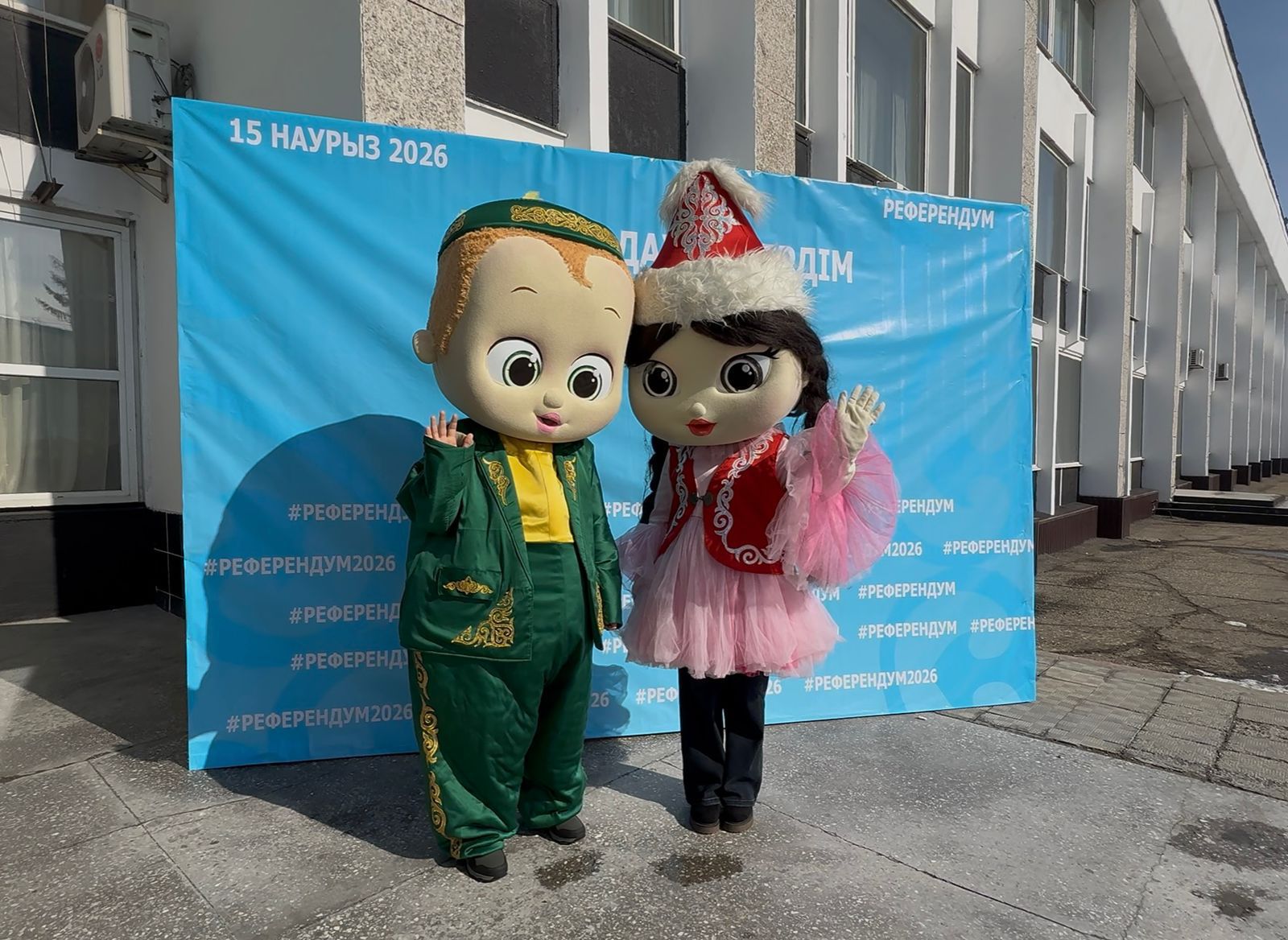 ШҚО-да сайлау учаскелеріне ертегі және ұлттық киімдегі кейіпкерлер келді 