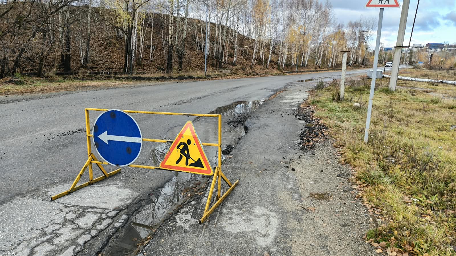 Сразу несколько водителей пробили колеса своих авто  на дороге в Риддере