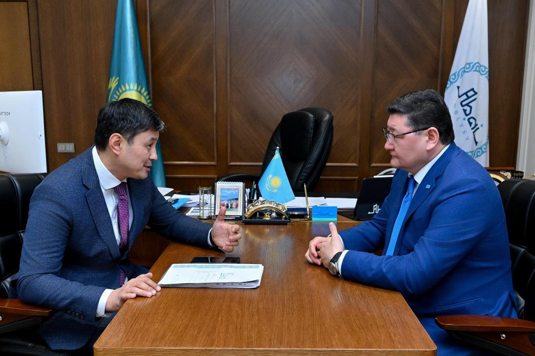 Аким области встретился с директором театра имени Абая