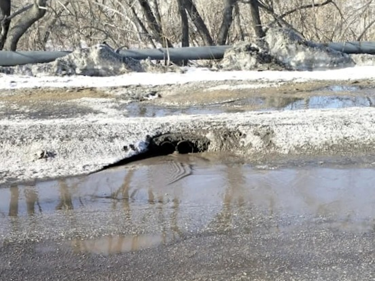 Коммунальщики в Риддере устраняют разливы талых вод на дорогах