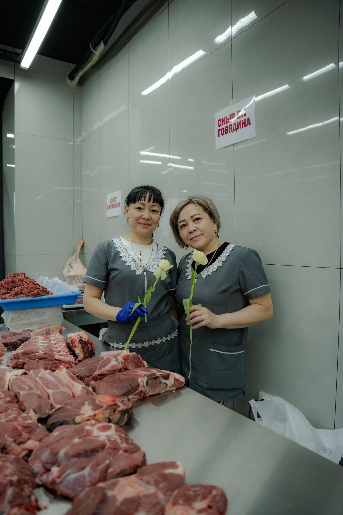 Жительницам Усть-Каменогорска на улицах и в торговых центрах дарили цветы