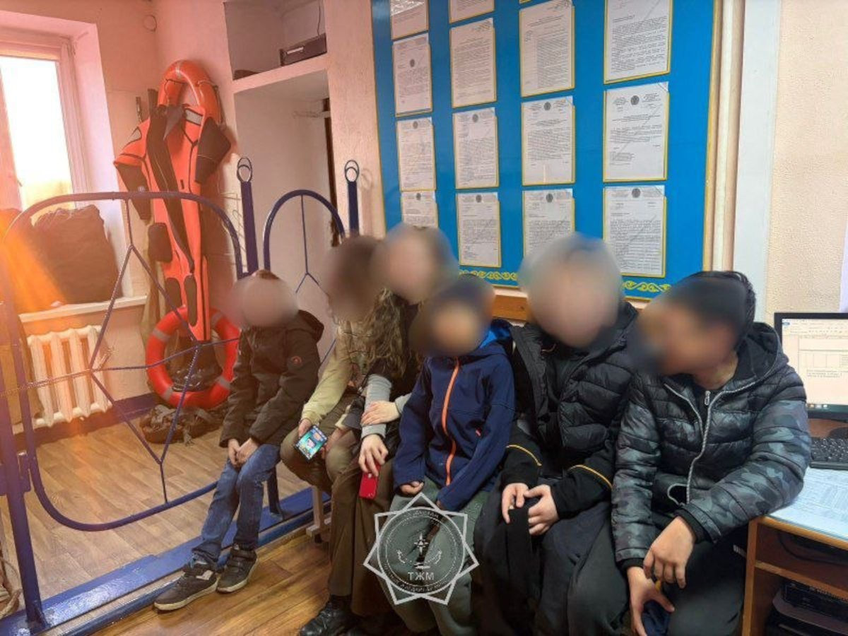 В Павлодаре спасатели вытащили детей со льда