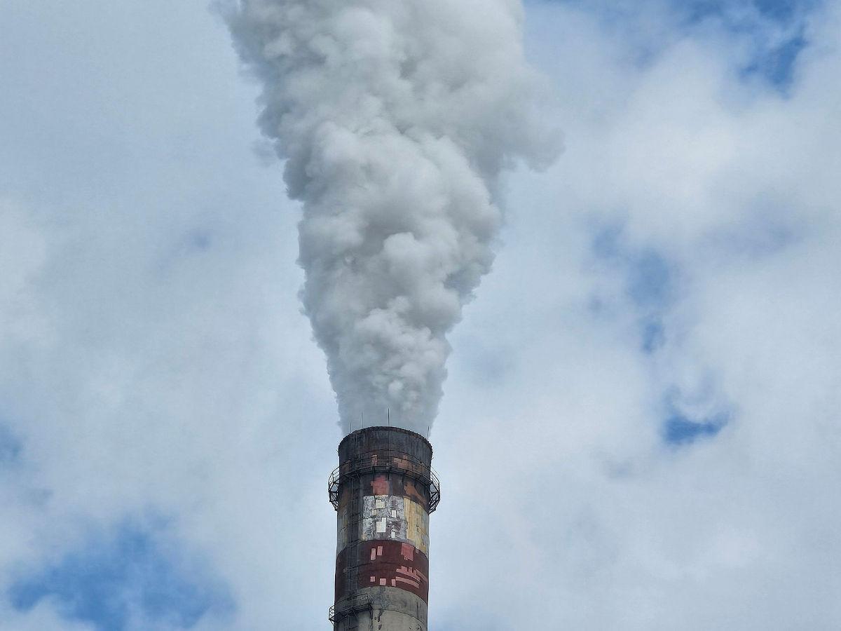 В Усть-Каменогорске оштрафовали котельную за превышения в дни НМУ