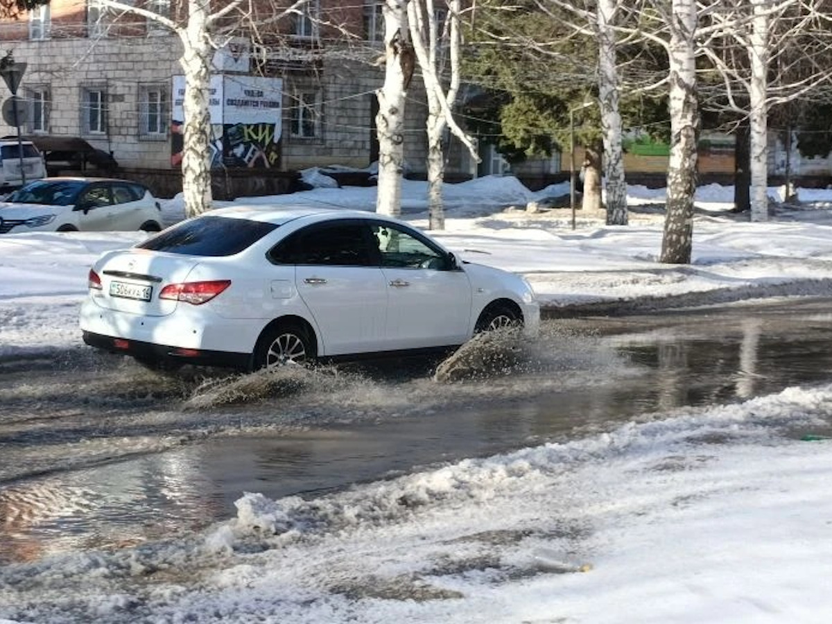 Коммунальщики в Риддере устраняют разливы талых вод на дорогах