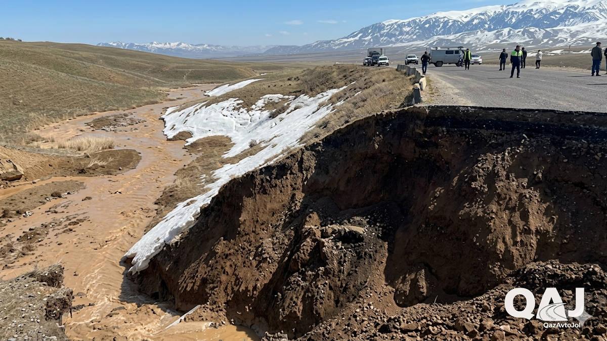 Талая вода разрушила участок трассы в Казахстане