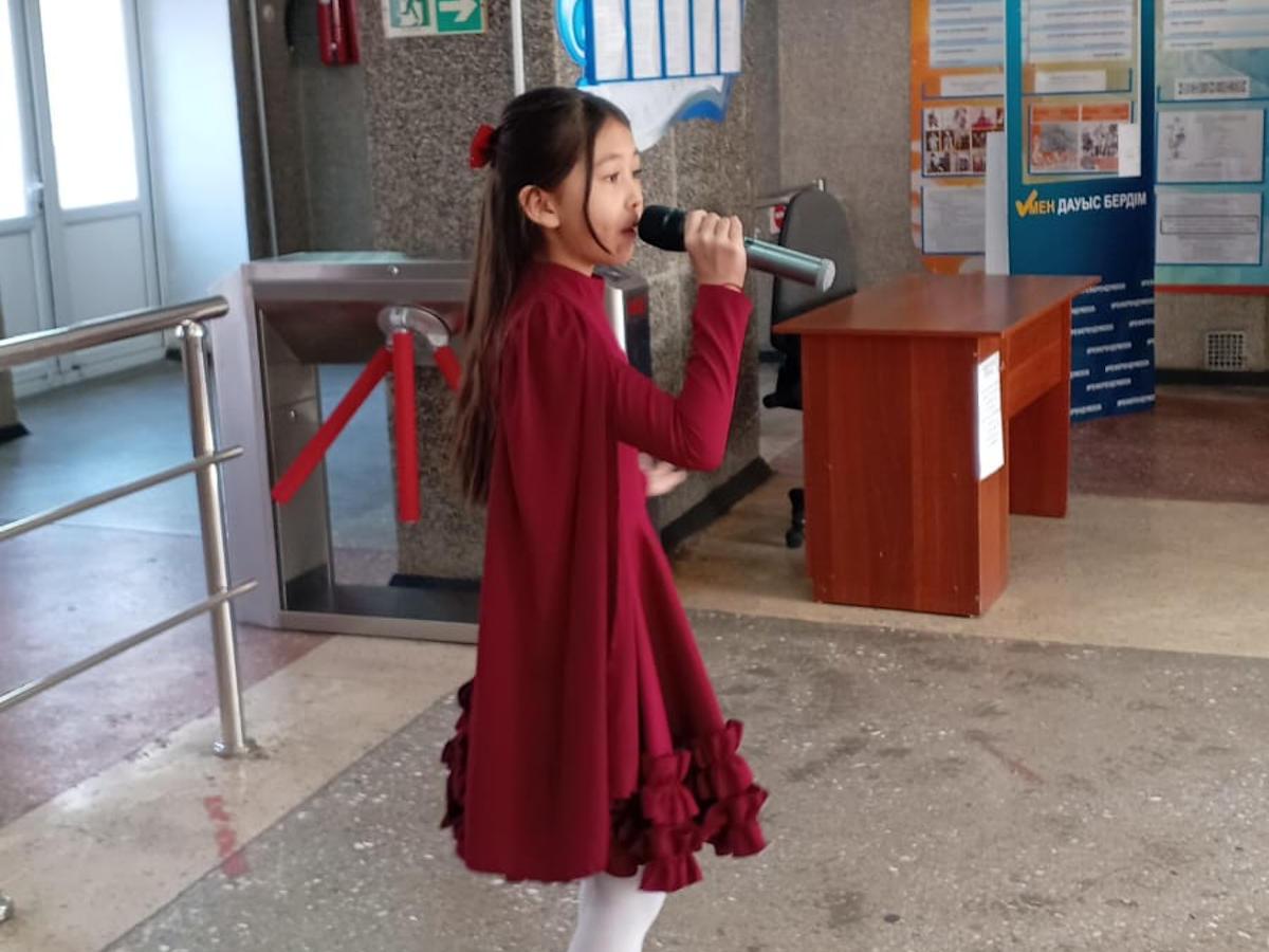 В Усть-Каменогорске на избирательном участке 84 дают концерт ученики музыкальной школы