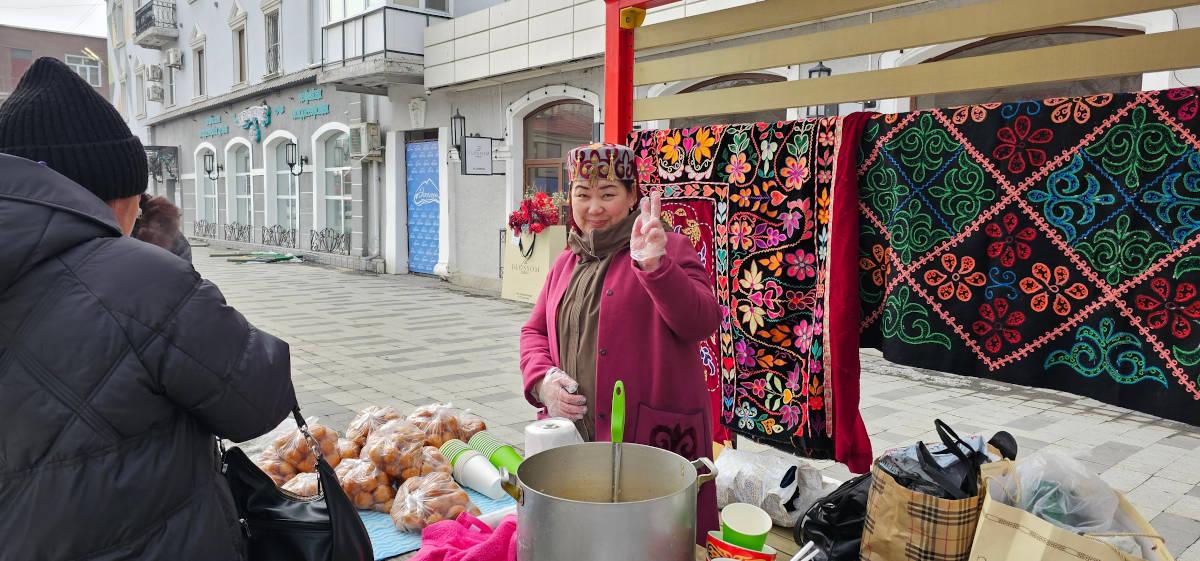 В Усть-Каменогорске на Арбате прошел небольшой концерт в честь Наурыза