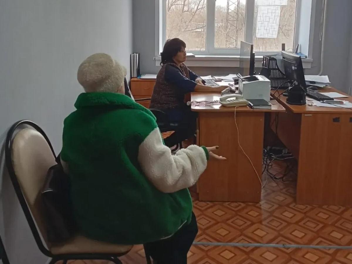 Жительница ВКО с трудом вернула деньги за диван, который оказался с дефектами