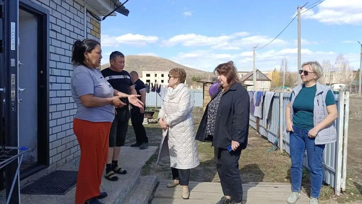 В Риддере после жалоб многодетных семей депутаты проверили дома в районе Ботаника 