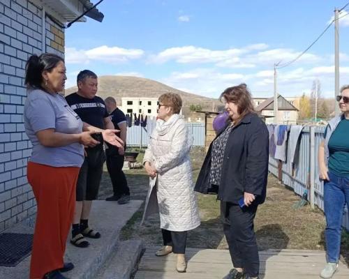 В Риддере после жалоб многодетных семей депутаты проверили дома в районе Ботаника 