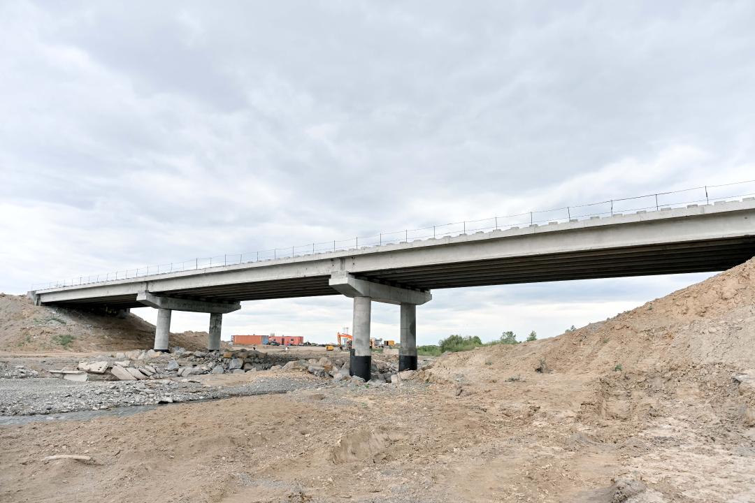 В Кокпектинском районе продолжается восстановление моста, разрушенного паводком