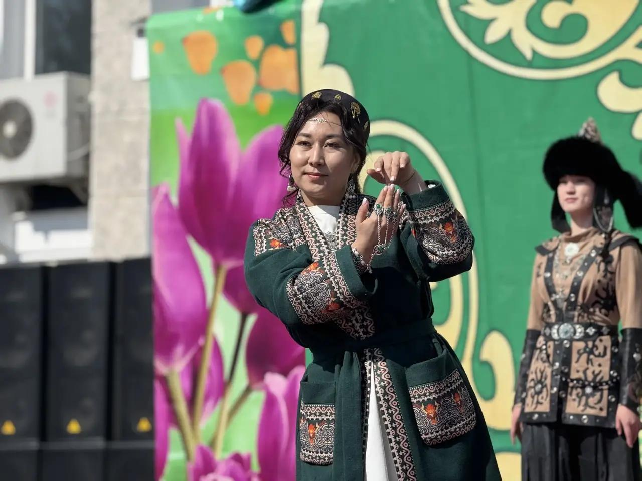 В районе Алтай названы победительницы конкурсов «Самая длинная коса», «Наурыз қыз» и «Национальный стиль»