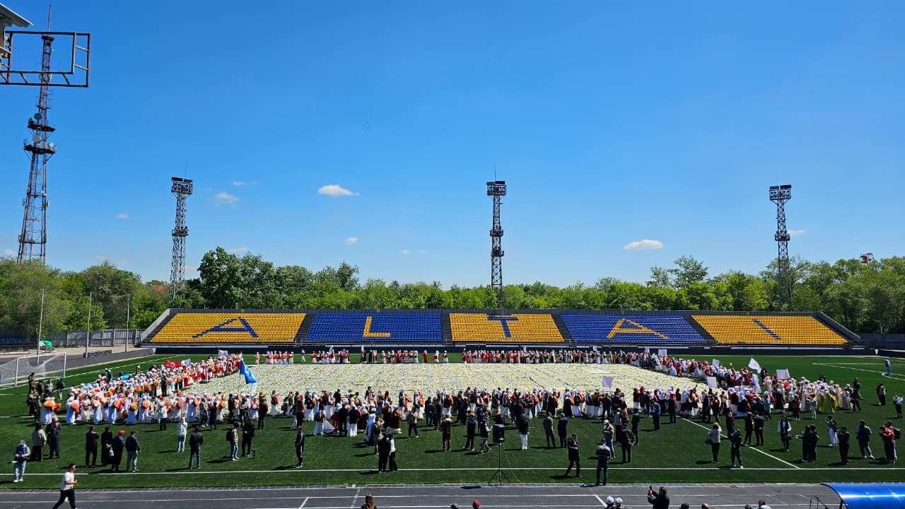 В Усть-Каменогорске на стадионе «Восток» представили рекордное лоскутное одеяло
