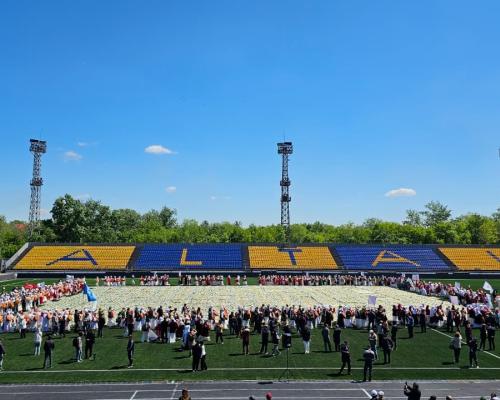 В Усть-Каменогорске на стадионе «Восток» представили рекордное лоскутное одеяло