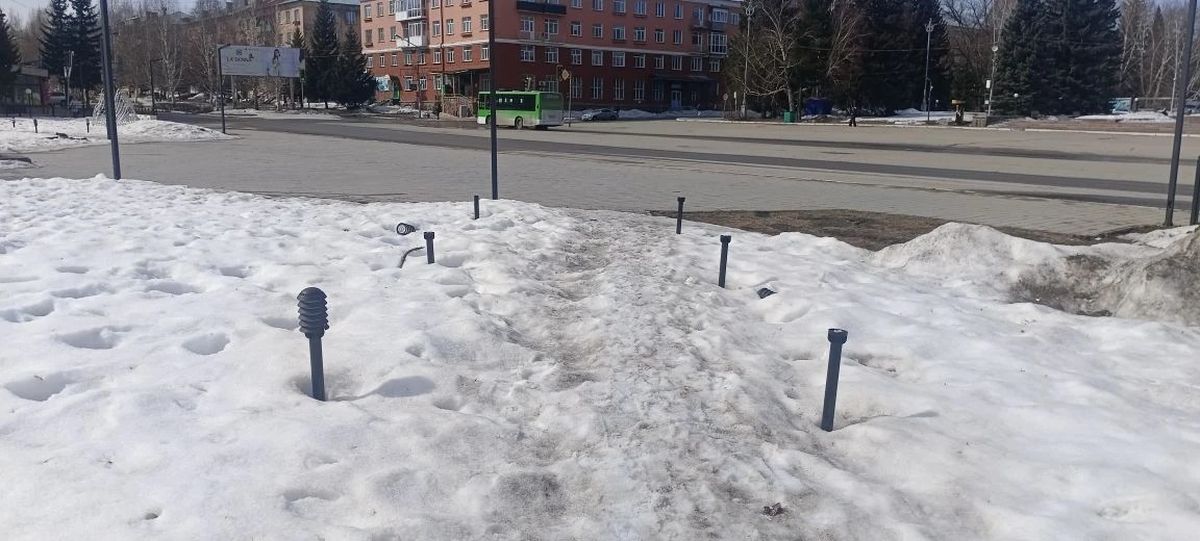 Парк на площади Республики в Риддере местами отремонтируют