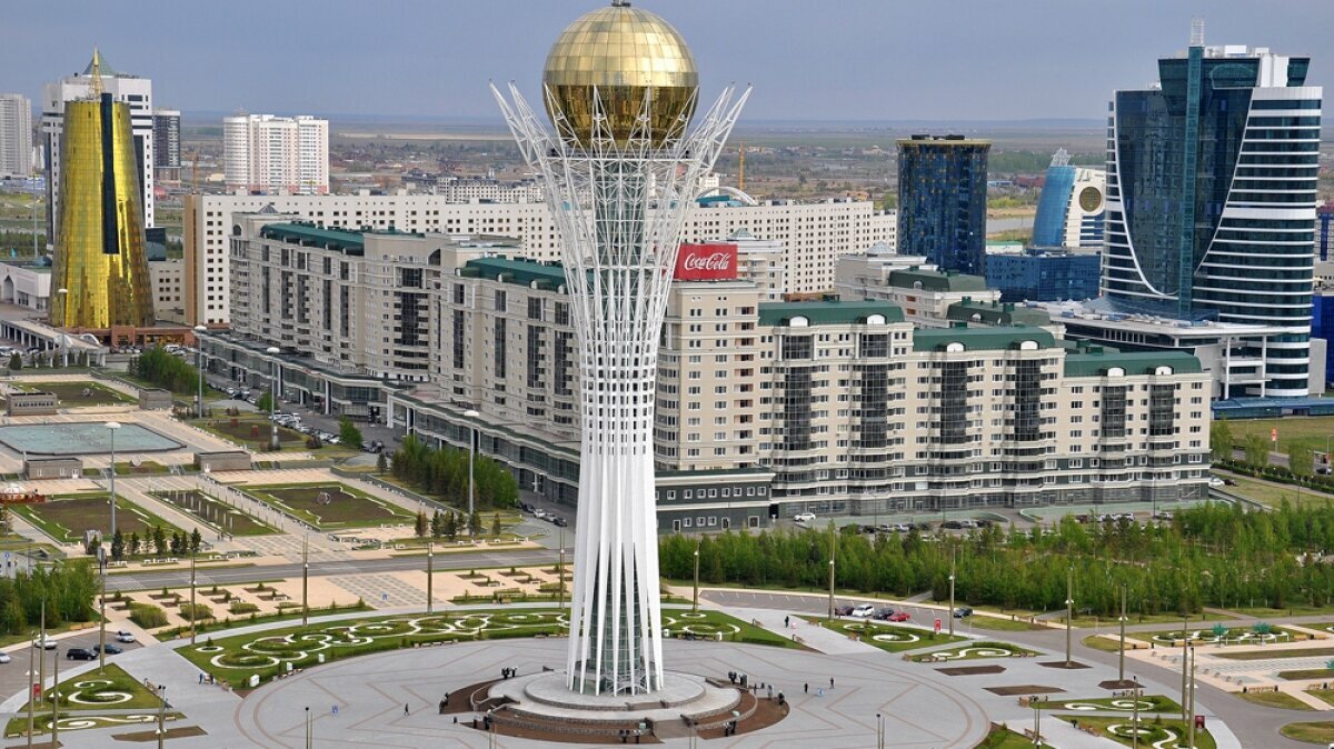 В Астане студента арестовали на пять суток за непристойное фото у Байтерека