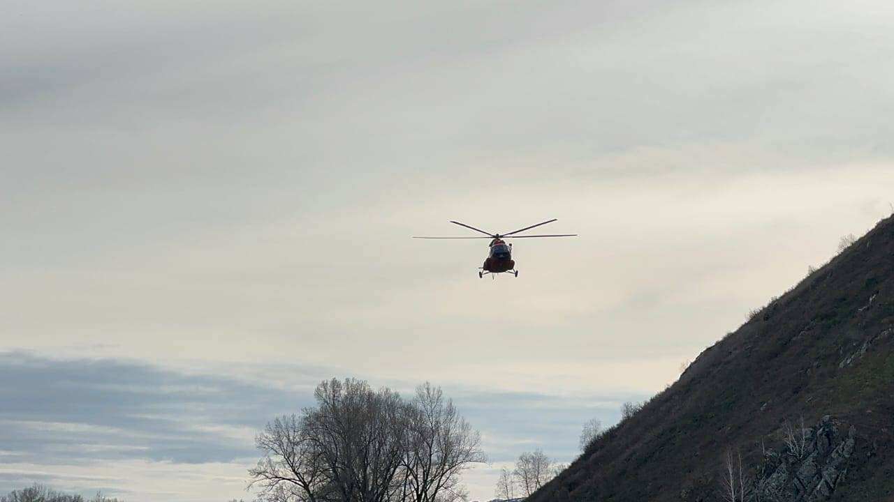 В ВКО вертолет МЧС привлекли к тушению лесного пожара