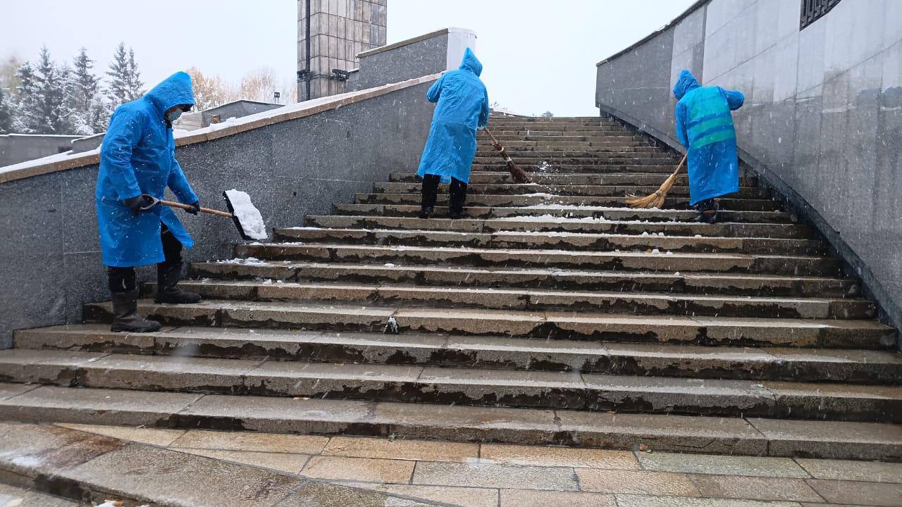 В Усть-Каменогорске дорожники впервые за сезон приступили к зимней уборке