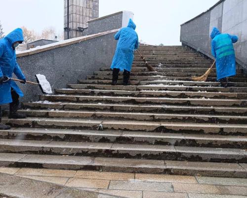 В Усть-Каменогорске дорожники впервые за сезон приступили к зимней уборке