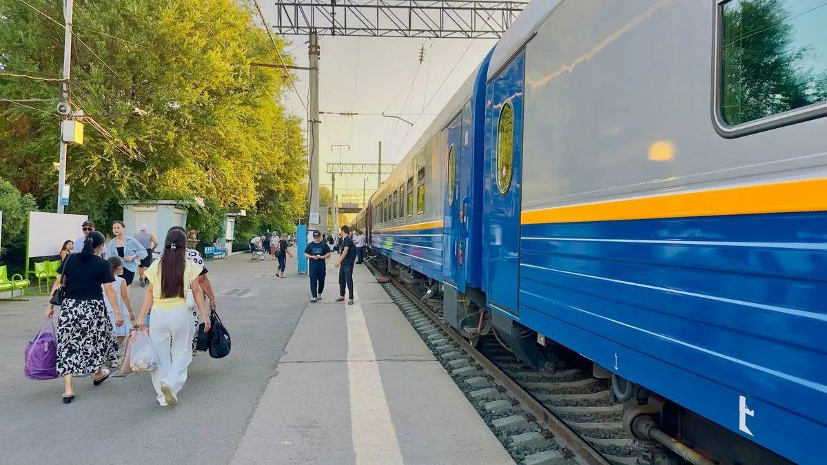 Дополнительные поезда до Балхаша и Достыка запустят в июне