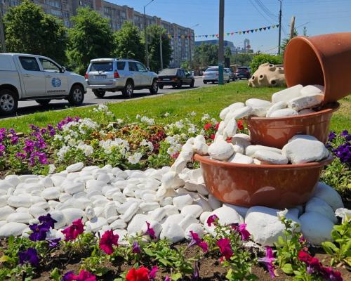 Новые клумбы с оригинальным оформлением украшают улицы Усть-Каменогорска
