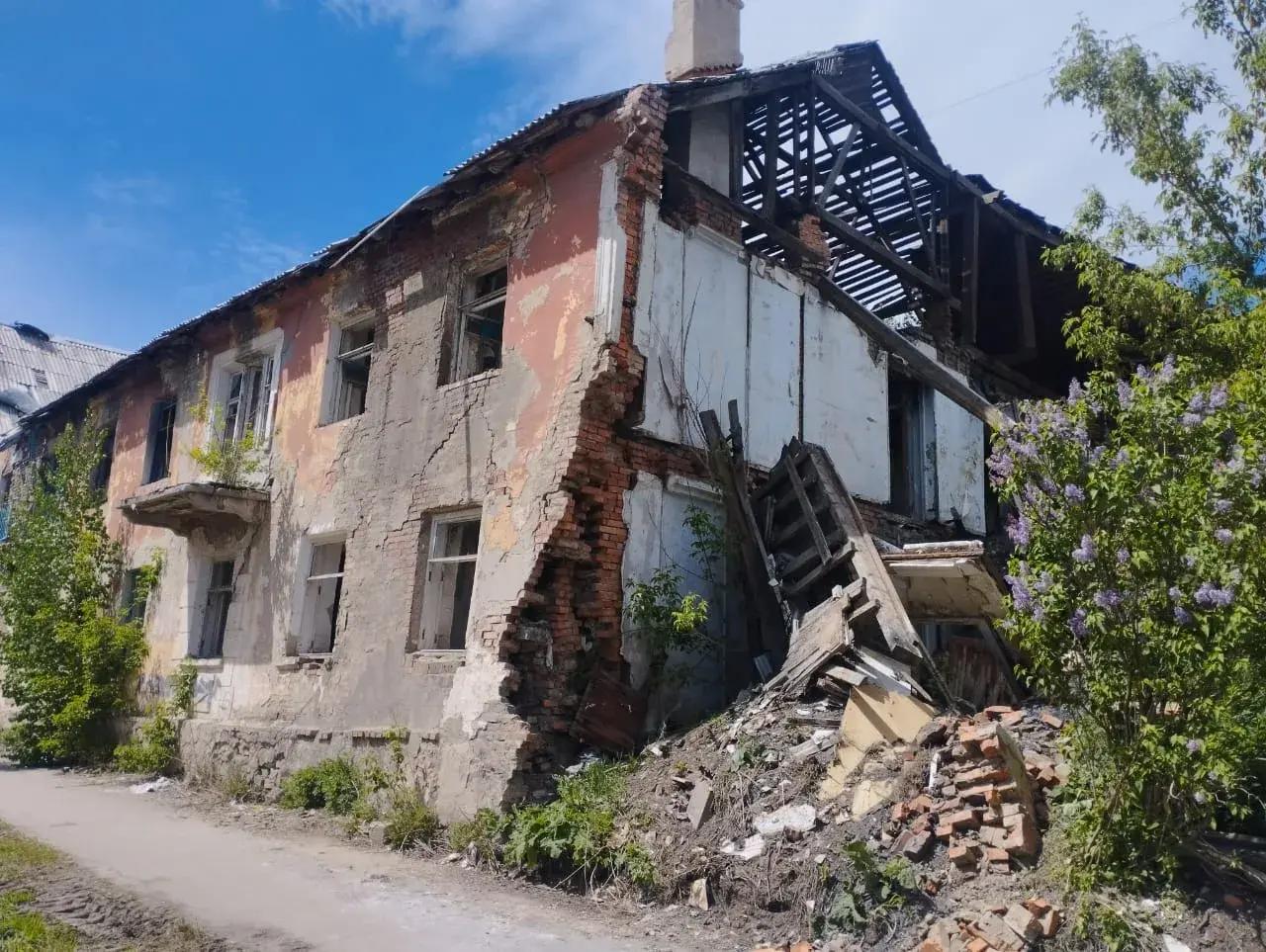 Частично обрушившийся дом на улице Свердлова в Риддере пока сносить не планируют