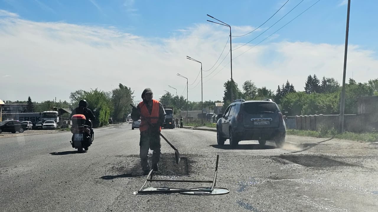В Усть-Каменогорске на Понтонном мосту проводят ямочный ремонт