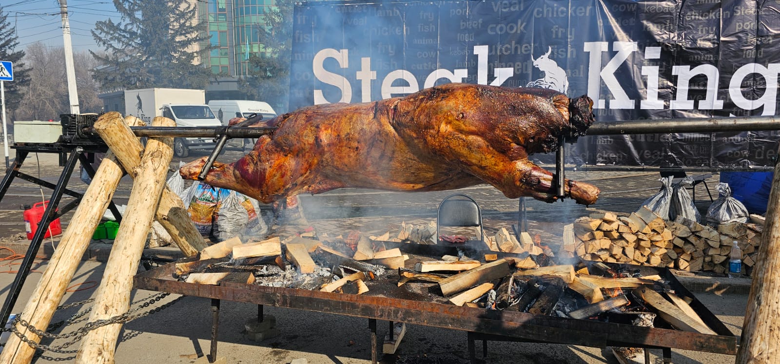 В Усть-Каменогорске на площади Республики начинается народное гулянье в честь Наурыза