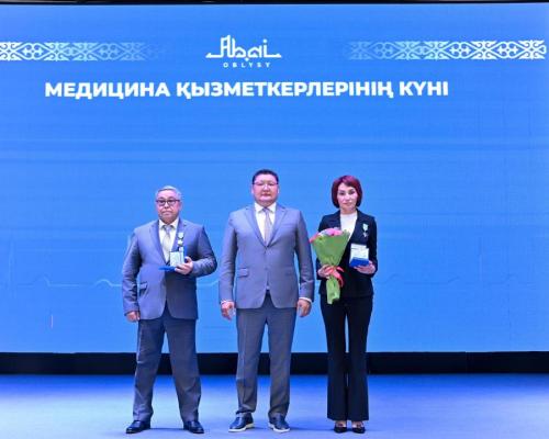 В Семее ко Дню медицинского работника наградили лучших врачей региона