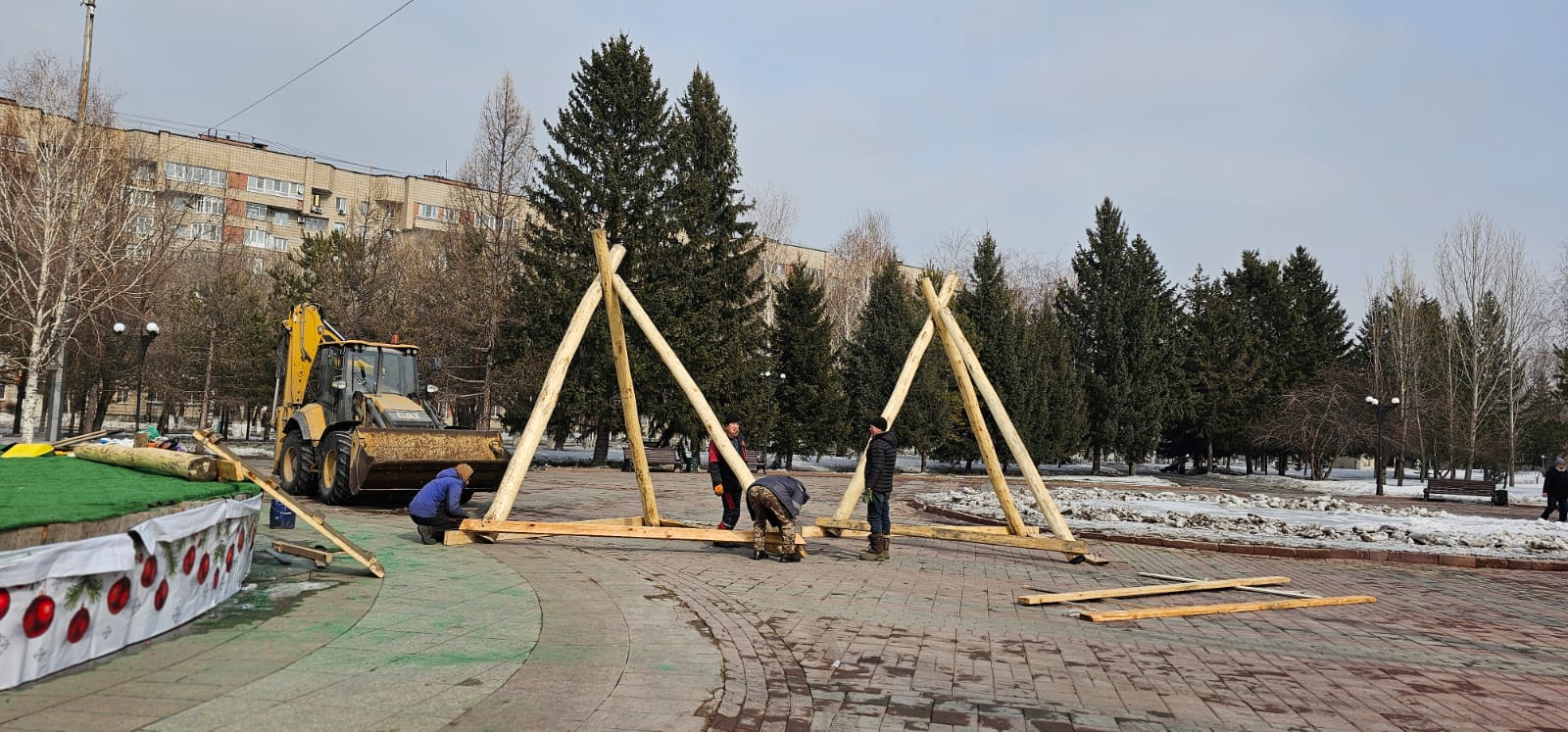 В Усть-Каменогорске на главной площади установили арку и алтыбакан 