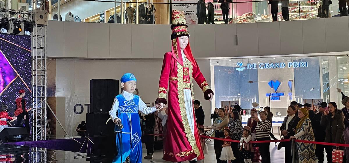 В Усть-Каменогорске состоялся показ национальной одежды 