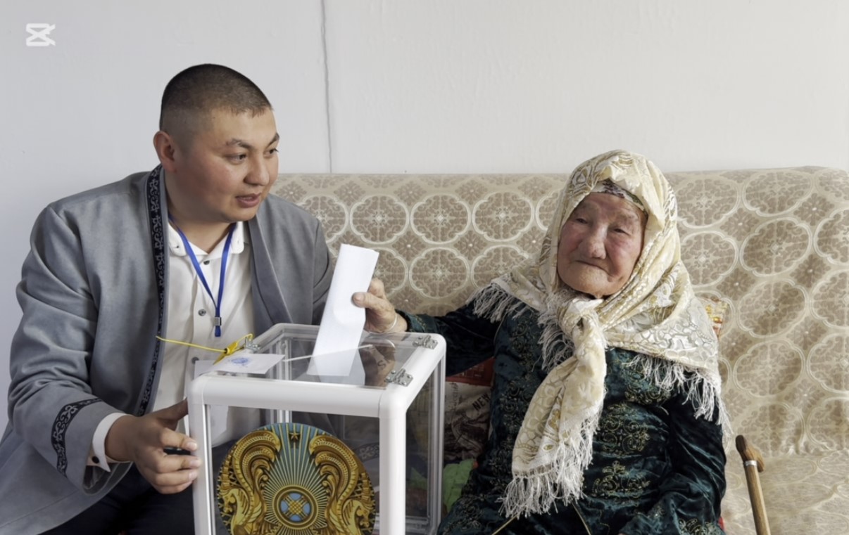 104-летняя жительница отдаленного района ВКО проголосовала на Референдуме