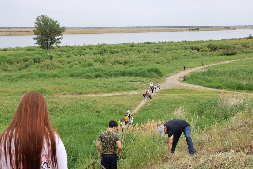 Более 130 жителей Курчатова вышли на уборку берега Иртыша