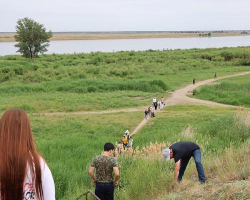 Более 130 жителей Курчатова вышли на уборку берега Иртыша