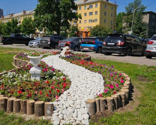 Новые клумбы с оригинальным оформлением украшают улицы Усть-Каменогорска