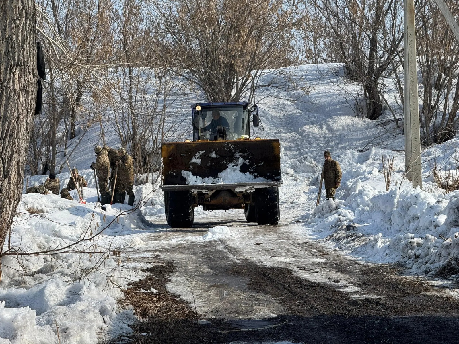 Военнослужащие помогают району Алтай спокойно пережить снеготаяние