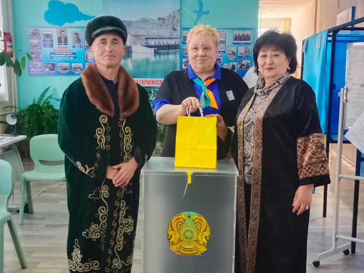 На избирательных участках города Алтая первым пяти проголосовавшим избирателям были вручены памятные подарки