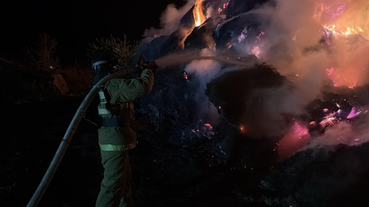 В Акмолинской области пожар уничтожил 70 тонн сена
