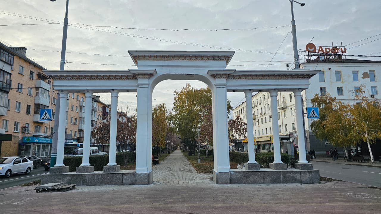 На проспекте Назарбаева в Усть-Каменогорске начали приводить в порядок прогулочную зону